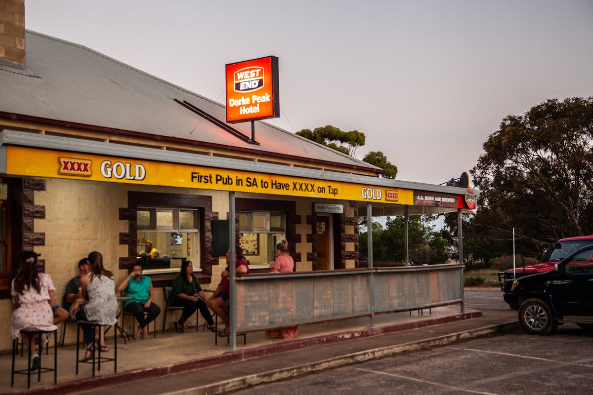Darke Peak Hotel - Georgie Nagel Photography